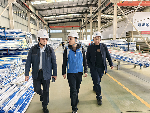 尋找實力不銹鋼管生產(chǎn)廠家？某項目領導視察旺坤工廠連連稱贊！